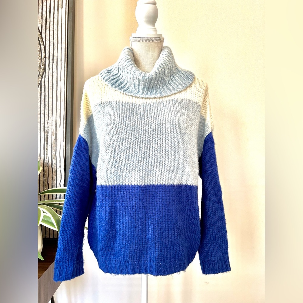 Moon & Madison Large Blue Chunky Cowl Neck Sweater size small